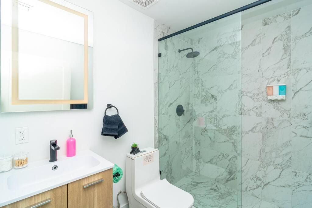 Centrally Located 1br With King Bed Near Brickell, Airport Downtown And Wynwood Apartment *