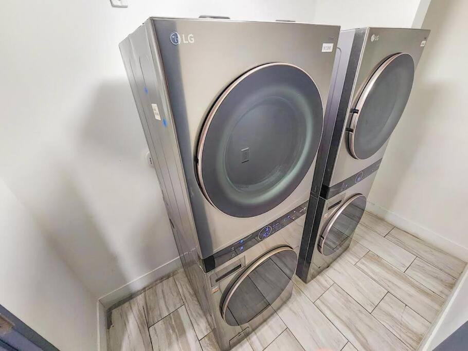 Centrally Located 1br With King Bed Near Brickell, Airport Downtown And Wynwood Apartment *